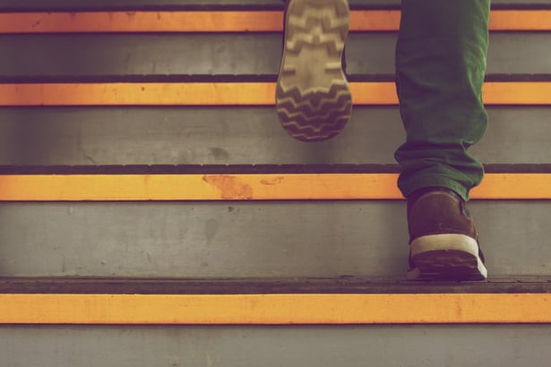 geometric_lines_yellow_stairs_walking_shoes_steps_sneakers-335579